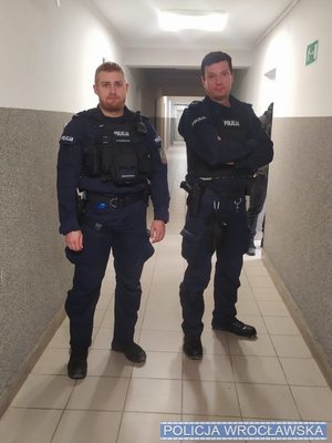 dwóch policjantów na korytarzu