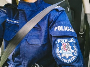 Naszywka z napisem Komenda Powiatowa Policji Kamienna Góra na mundurze policjantki
