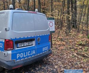 policyjny radiowóz w lesie
