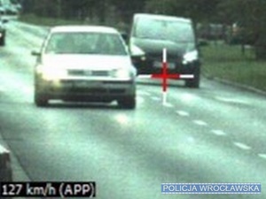 Zdjęcie z kamery pokazujące jak pojazd osobowy jedzie 127 kilometrów na godzinę