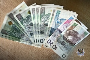 Rozłożone banknoty po 100, 50, 20 i 10 złotych