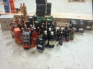 Rozłożone na podłodze butelki z wysokoprocentowym alkoholem