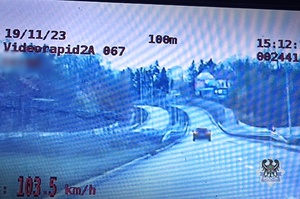 Zdjęcie samochodu osobowego z wideorejestratora przedstawiające jak samochód jedzie ze znaczną prędkością