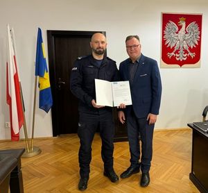 Dwóch mężczyzny z listem w rękach