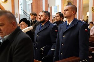 Inspektor Mariusz Bużdygan - Zastępca Komendanta Wojewódzkiego Policji we Wrocławiu wraz z innymi oficjelami w ławce podczas pogrzebu