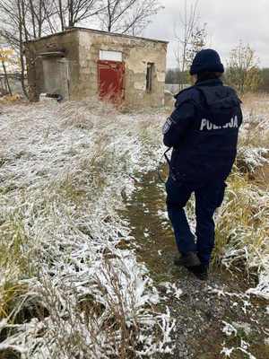 policjant kontroluje pustostany