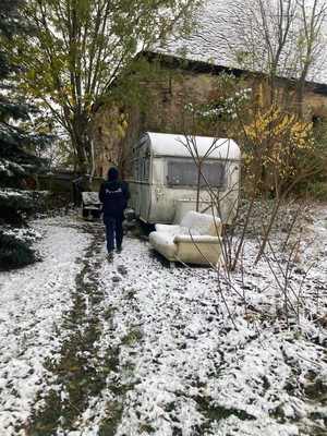 policjant kontroluje pustostany