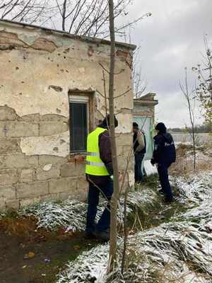 policjant kontroluje pustostany