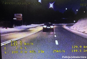 Zdjęcie z wideorejestratora przedstawiające pojazd jadący 135,9 kilometrów na godzinę