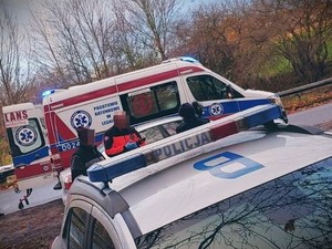 Karetka pogotowia, radiowóz i samochód osobowy