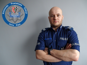 Policjant pozujący do zdjęcia