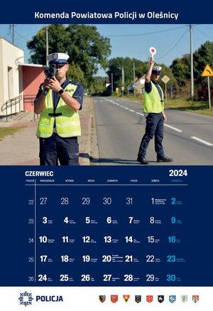 Kalendarz na czerwiec Komendy Powiatowej Policji w Oleśnicy - na zdjęciu policjanci ruchu drogowego mierzący prędkość jadącego pojazdu i zatrzymujący go