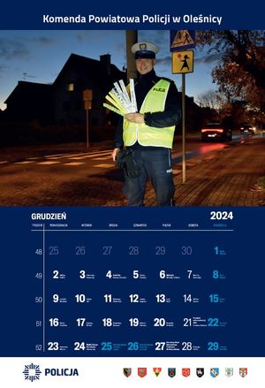 Kalendarz na grudzień Komendy Powiatowej Policji w Oleśnicy - na zdjęciu policjant z odblaskami