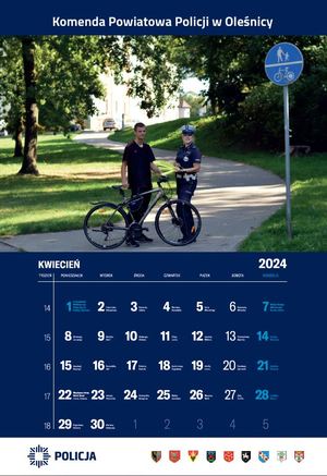 Kalendarz na kwiacień Komendy Powiatowej Policji w Oleśnicy - na zdjęciu policjantka z rowerzystą w parku