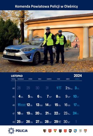 Kalendarz na listopad Komendy Powiatowej Policji w Oleśnicy - na zdjęciu dwaj policjanci przy radiowozie