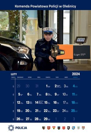 Kalendarz na luty Komendy Powiatowej Policji w Oleśnicy - na zdjęciu policjant przy samochodzie osobowym