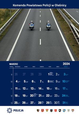 Kalendarz na marzec Komendy Powiatowej Policji w Oleśnicy - na zdjęciu dwaj policjanci na motorach jadący dwupasmówką