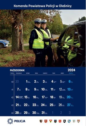 Kalendarz na październik Komendy Powiatowej Policji w Oleśnicy - na zdjęciu dwie policjantki przy radiowozie