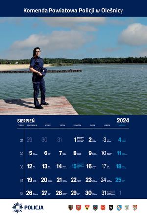 Kalendarz na sierpień Komendy Powiatowej Policji w Oleśnicy - na zdjęciu policjantka na molo nad jeziorem