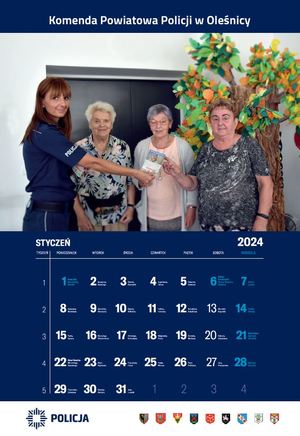 Kalendarz na styczeń Komendy Powiatowej Policji w Oleśnicy - na zdjęciu policjantka z seniorkami