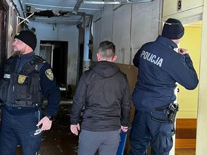 Policjanci podczas akcji zima przeszukują pustostany