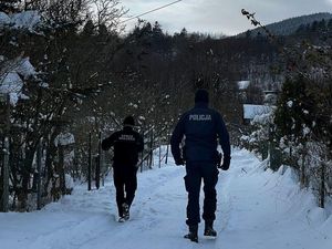 Policjanci podczas akcji zima przeszukują pustostany