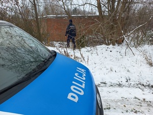 Policjanci podczas akcji zima przeszukują pustostany