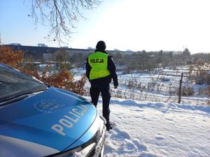 Policjanci podczas akcji zima przeszukują pustostany