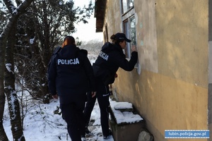 policjanci w mundurach przy altankach, wokoło śnieg