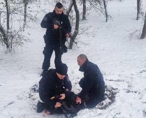 policjanci i inna osoba