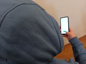 człowiek z telefonem