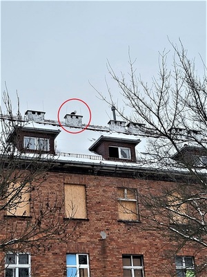 młody mężczyzna na dachu 3 piętrowego budynku