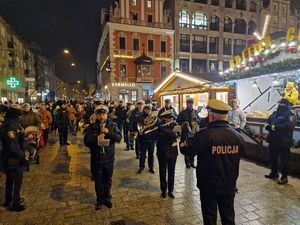 Orkiestra Komendy Wojewódzkiej Policji gra koncert podczas przemarszu na Jarmarku Bożonarodzeniowym