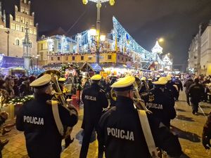 Orkiestra Komendy Wojewódzkiej Policji gra koncert podczas przemarszu na Jarmarku Bożonarodzeniowym