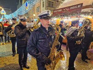 Orkiestra Komendy Wojewódzkiej Policji gra koncert podczas przemarszu na Jarmarku Bożonarodzeniowym