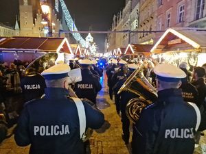 Orkiestra Komendy Wojewódzkiej Policji gra koncert podczas przemarszu na Jarmarku Bożonarodzeniowym