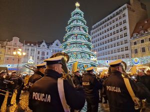 Orkiestra Komendy Wojewódzkiej Policji gra koncert podczas przemarszu na Jarmarku Bożonarodzeniowym