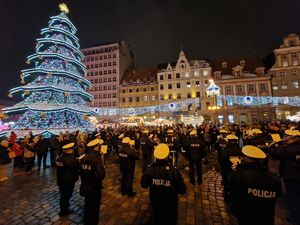 Orkiestra Komendy Wojewódzkiej Policji gra koncert podczas przemarszu na Jarmarku Bożonarodzeniowym