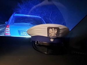 czapka policyjna i zabezpieczony samochód