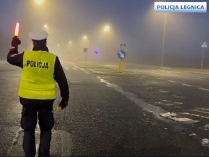 policjant kierujacy ruchem podczas mgły