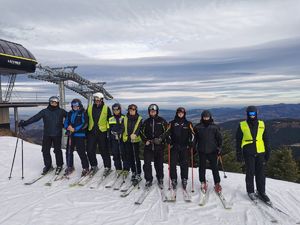 osoby na nartach na śniegu
