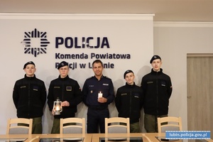 Policjant i harcerze z Betlejemskim Światełkiem Pokoju