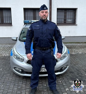 Policjant stojący przy radiowozie