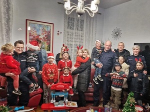 Wspólne zdjęcie policjantów z dziećmi