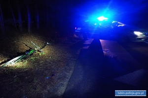 wypadek w nocy na którym pracują policjanci z latarkami