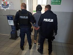 zatrzymany mężczyzna w towarzystwie dwóch policjantów