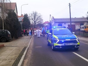 Policjanci zabezpieczają Orszak Trzech Króli