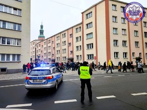 Policjanci zabezpieczają Orszak Trzech Króli