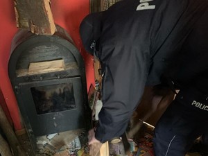 policjanci z Kamieńca Ząbkowickiego sprawdzają miejsca w których mogą znajdować się osoby potrzebujące pomocy w ramach akcji Zima, pomagają w zapewnieniu ogrzewania
