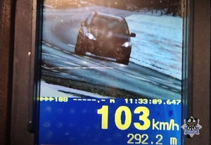 Zdjęcia z wideorejestratora pokazujący prędkość 103 kilometrów na godzinę jaką jedzie pojazd osobowy